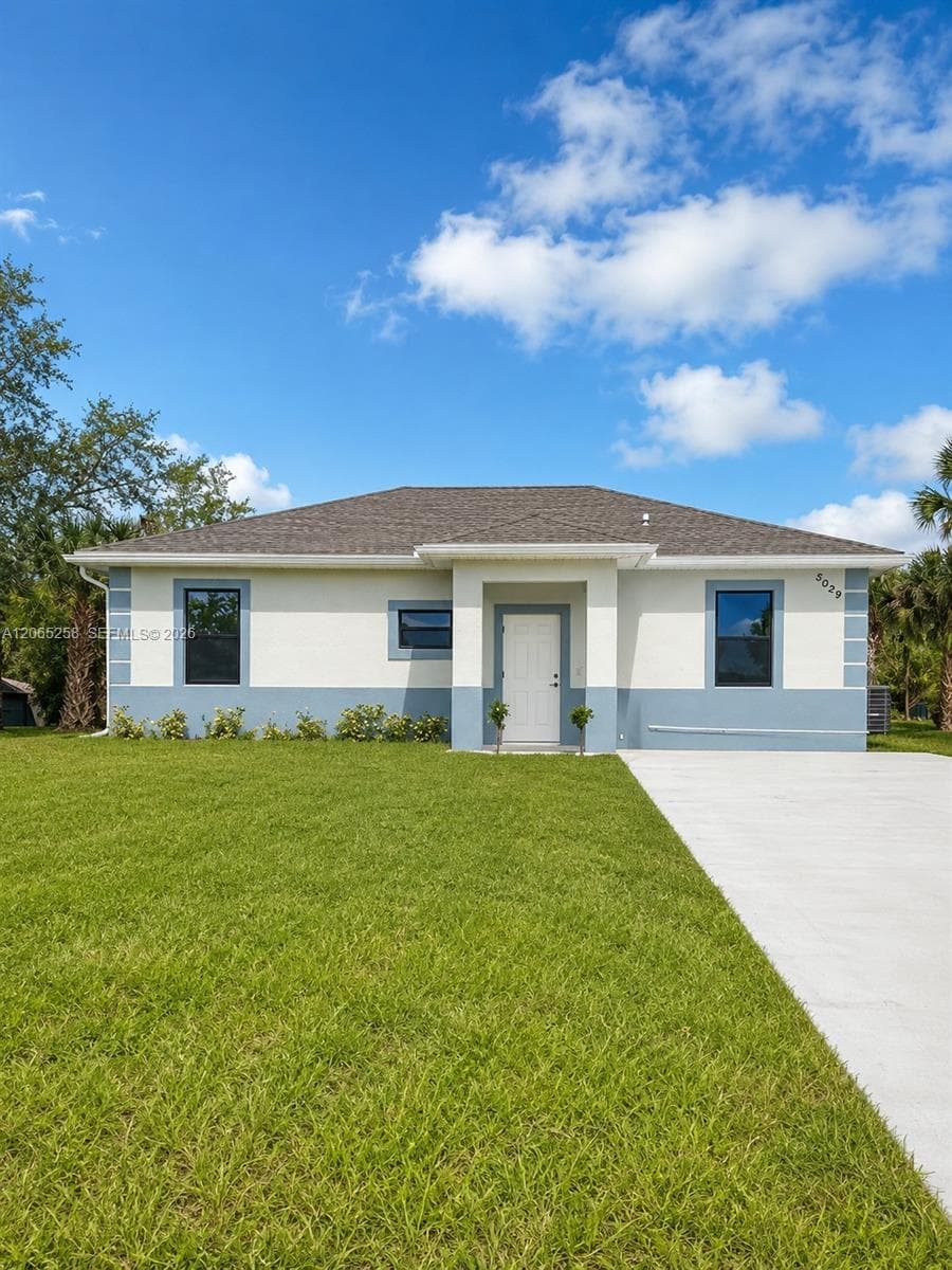 Single-family home at 3052 S Beechwood Cir, La Belle, FL